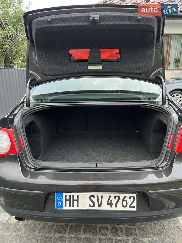 Седан Volkswagen Passat 2005 в Звягелі