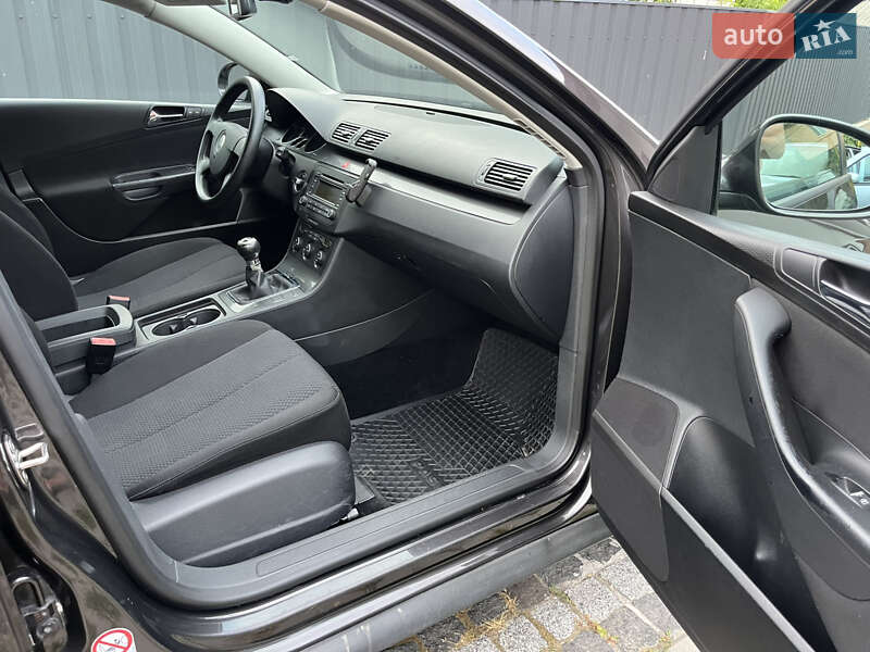 Седан Volkswagen Passat 2005 в Звягелі