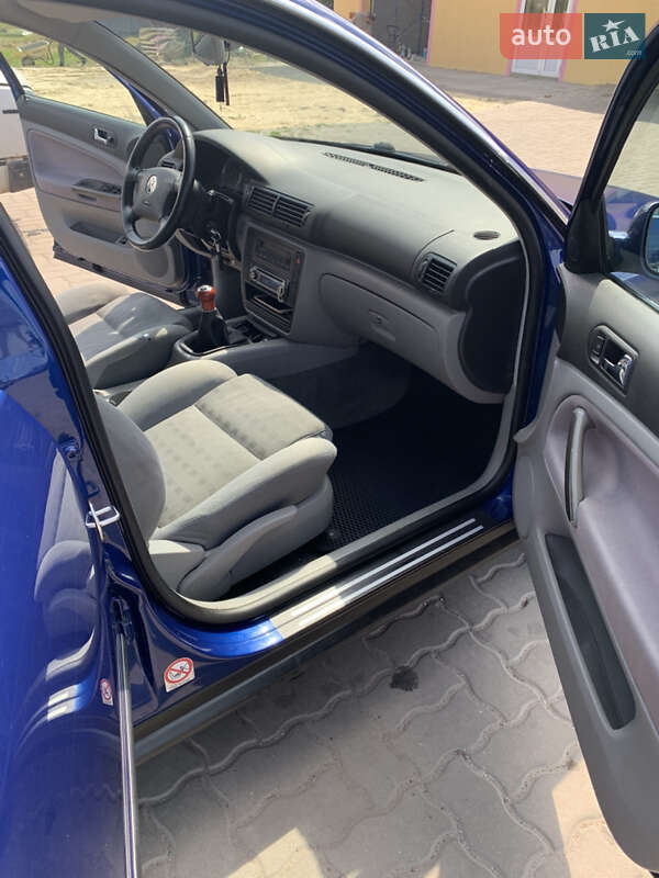 Седан Volkswagen Passat 2001 в Краснограде