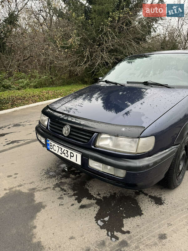 Седан Volkswagen Passat 1996 в Жидачові