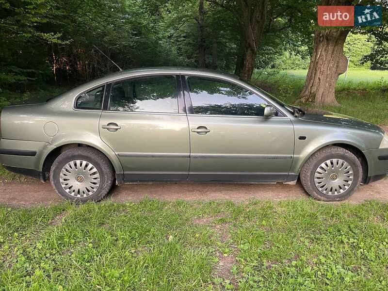 Седан Volkswagen Passat 2002 в Києві