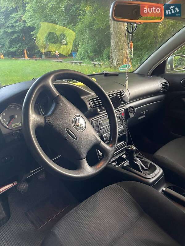 Седан Volkswagen Passat 2002 в Києві