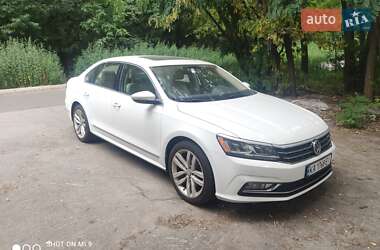 Седан Volkswagen Passat 2016 в Киеве