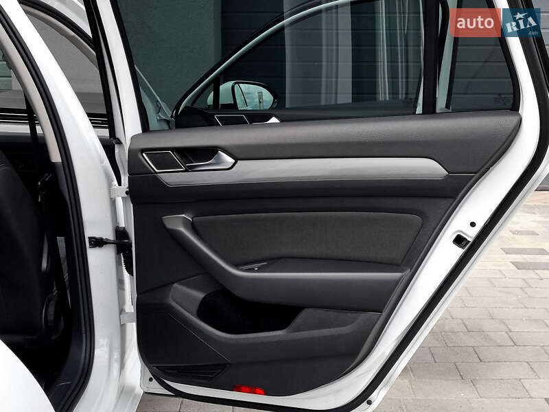 Универсал Volkswagen Passat 2019 в Петропавловской Борщаговке