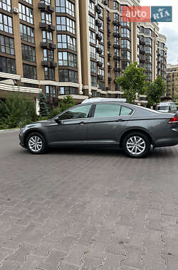 Седан Volkswagen Passat 2015 в Киеве