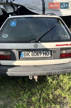 Універсал Volkswagen Passat 1990 в Вараші
