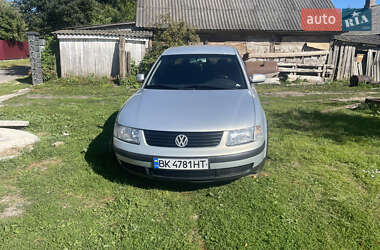 Седан Volkswagen Passat 2000 в Гощі