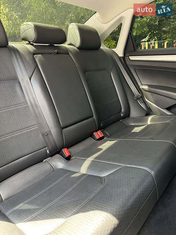 Седан Volkswagen Passat 2013 в Львове