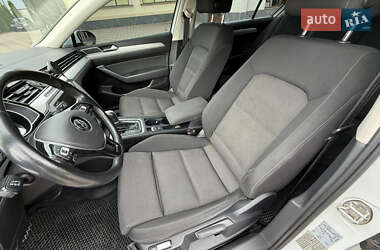 Седан Volkswagen Passat 2015 в Иршаве
