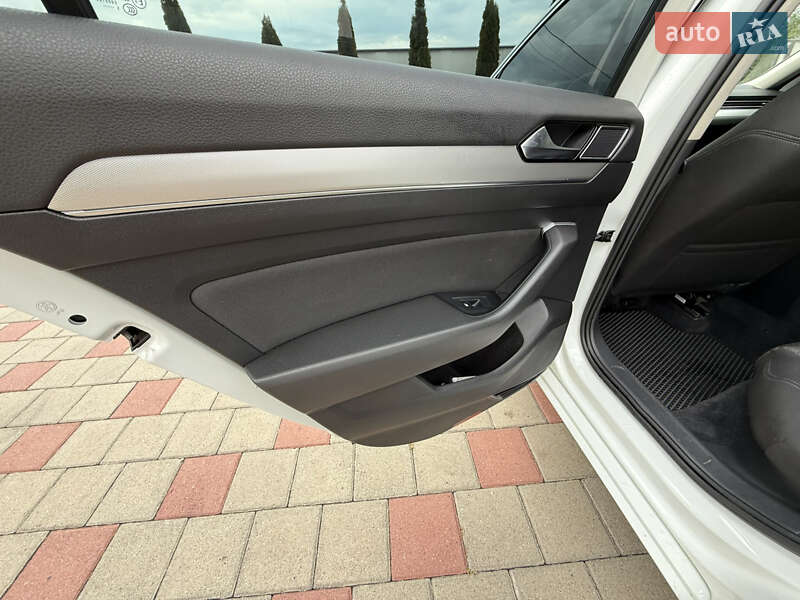 Седан Volkswagen Passat 2015 в Иршаве