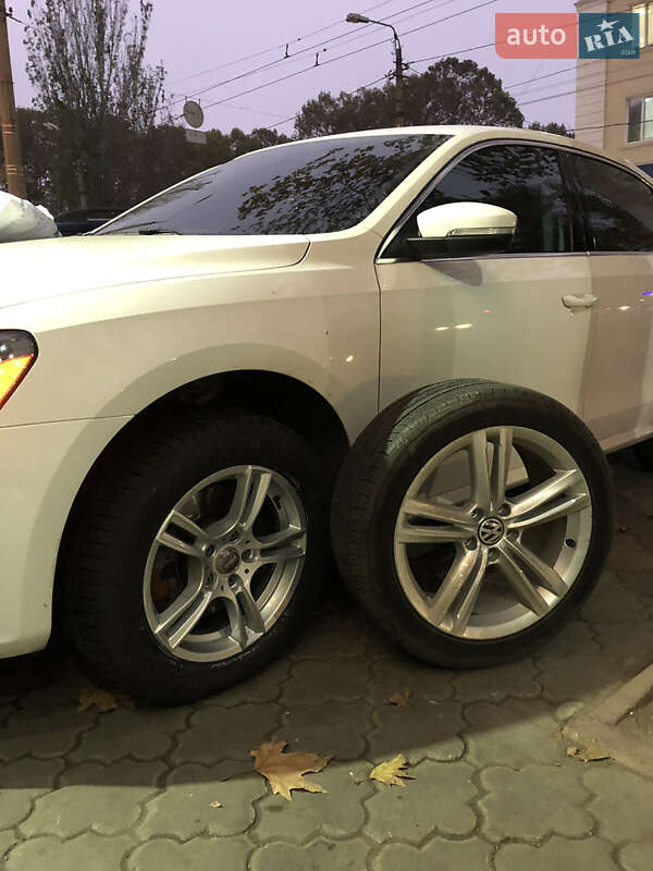 Седан Volkswagen Passat 2014 в Днепре