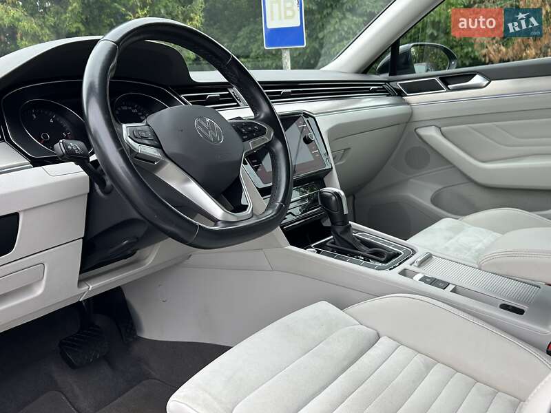 Седан Volkswagen Passat 2020 в Львове