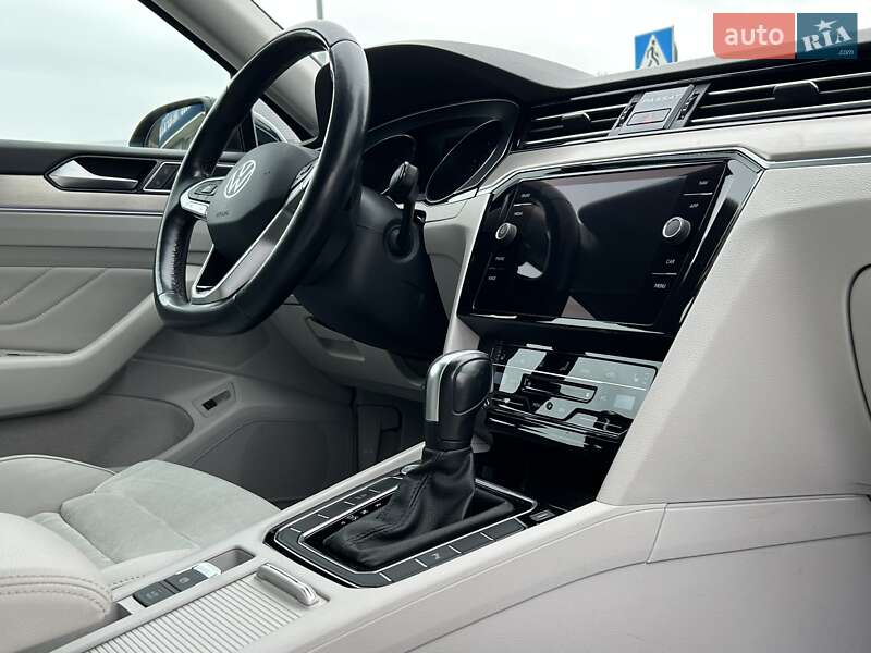 Седан Volkswagen Passat 2020 в Львове
