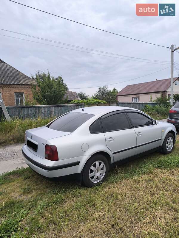 Седан Volkswagen Passat 1999 в Ромнах