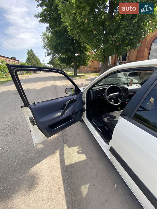 Седан Volkswagen Passat 1994 в Краснограді