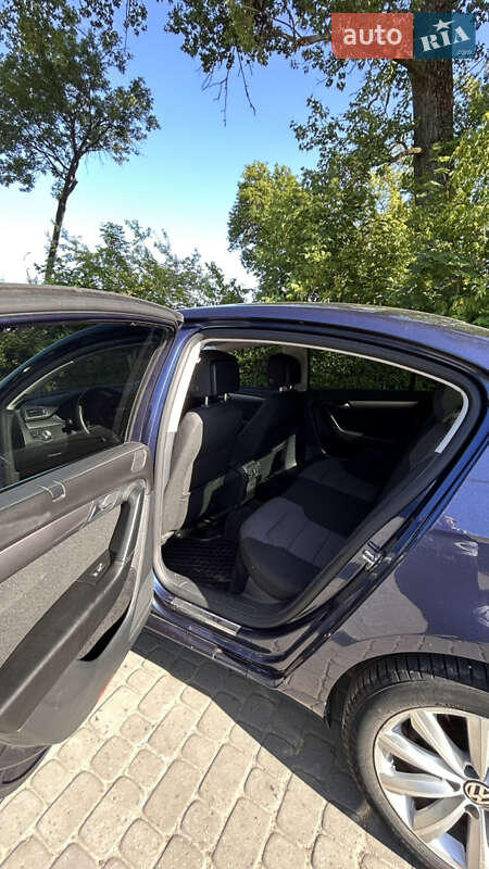 Седан Volkswagen Passat 2011 в Городке