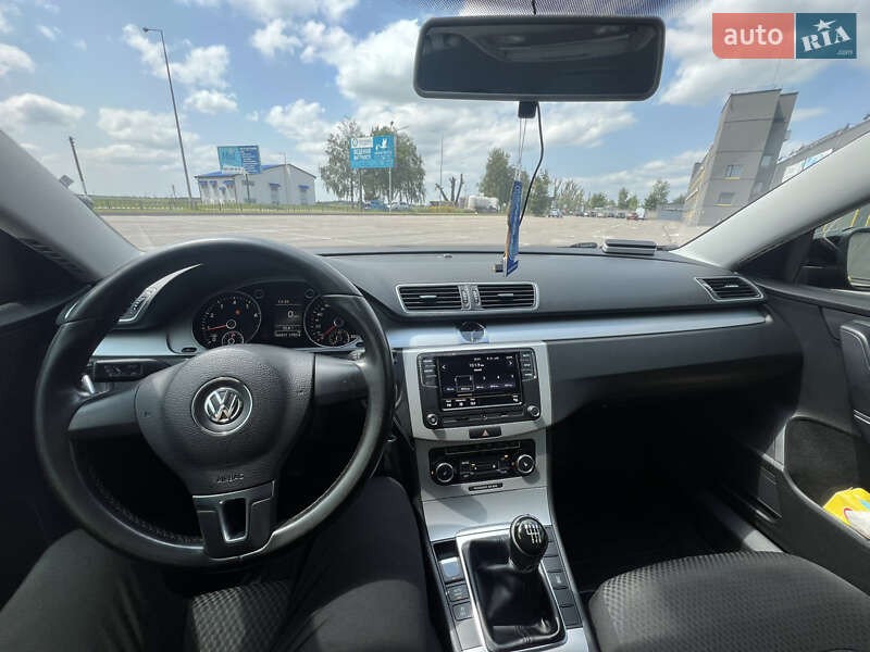 Седан Volkswagen Passat 2011 в Киеве