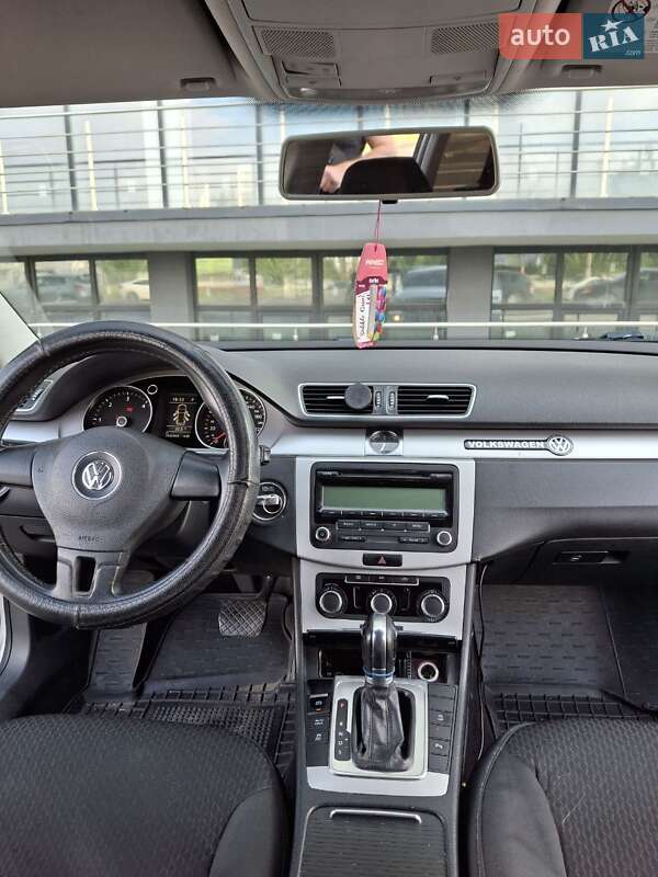 Універсал Volkswagen Passat 2012 в Івано-Франківську