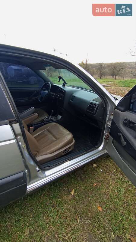 Седан Volkswagen Passat 1990 в Топоровцах