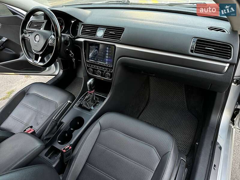 Седан Volkswagen Passat 2017 в Ивано-Франковске