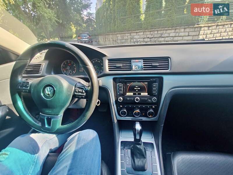 Седан Volkswagen Passat 2012 в Львове
