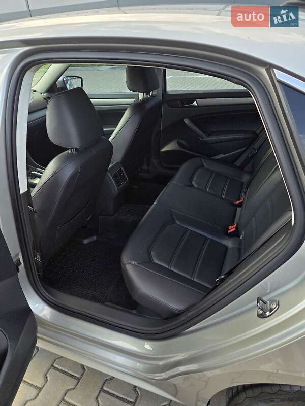 Седан Volkswagen Passat 2013 в Ивано-Франковске