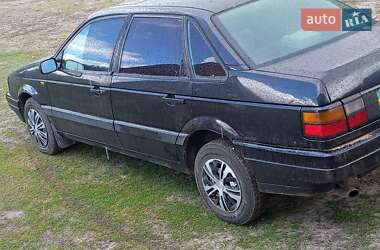Седан Volkswagen Passat 1993 в Дубровице