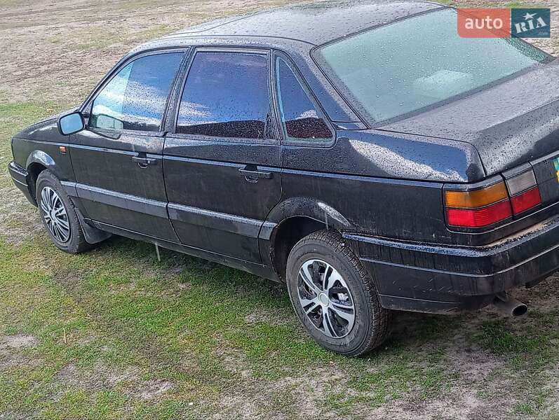 Седан Volkswagen Passat 1993 в Дубровице