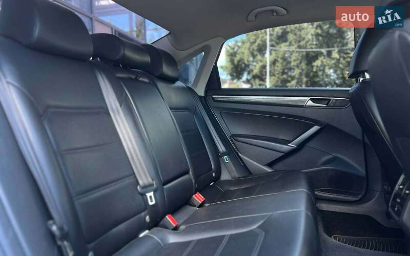 Седан Volkswagen Passat 2015 в Ивано-Франковске