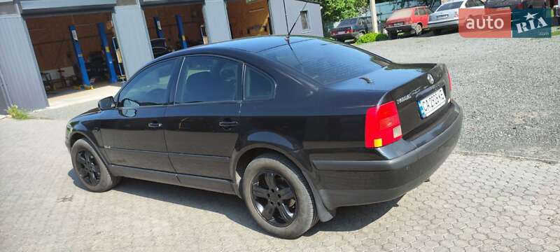 Седан Volkswagen Passat 1999 в Новомиргороде