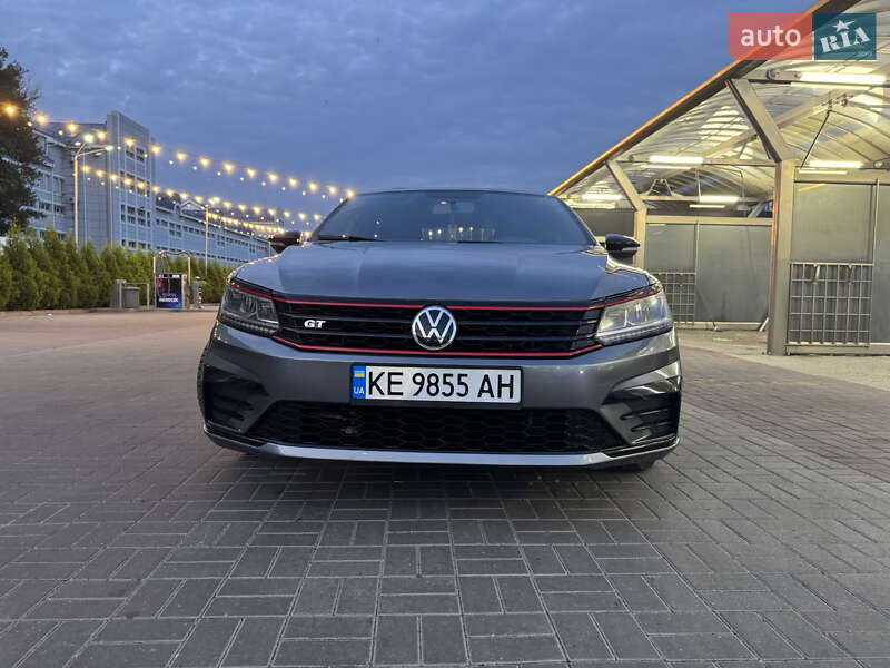Седан Volkswagen Passat 2018 в Днепре