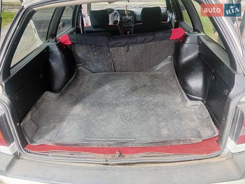Універсал Volkswagen Passat 1994 в Іваничах