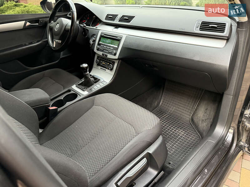 Седан Volkswagen Passat 2011 в Днепре