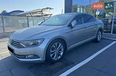 Седан Volkswagen Passat 2015 в Луцьку