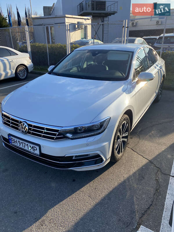 Седан Volkswagen Passat 2018 в Одессе