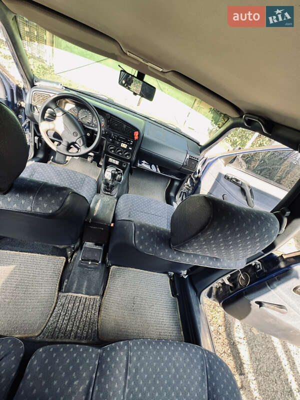 Седан Volkswagen Passat 1996 в Погребище