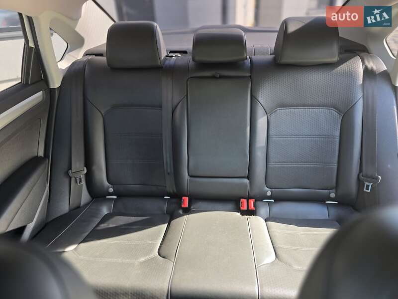 Седан Volkswagen Passat 2018 в Киеве
