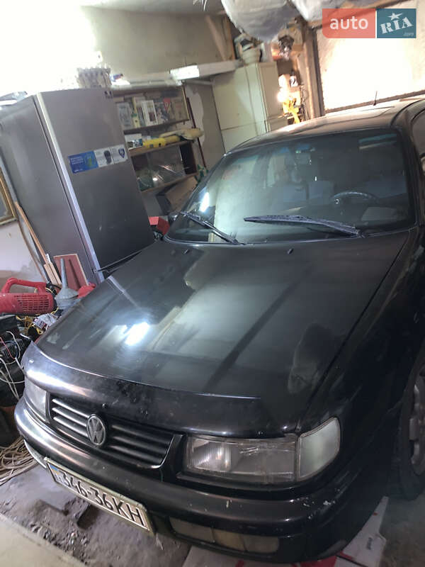 Седан Volkswagen Passat 1994 в Хотині