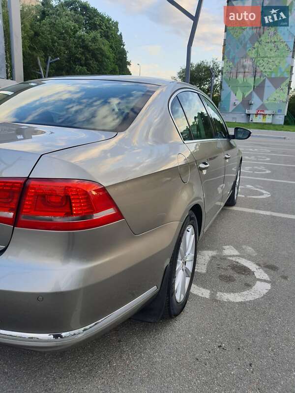 Седан Volkswagen Passat 2012 в Харькове