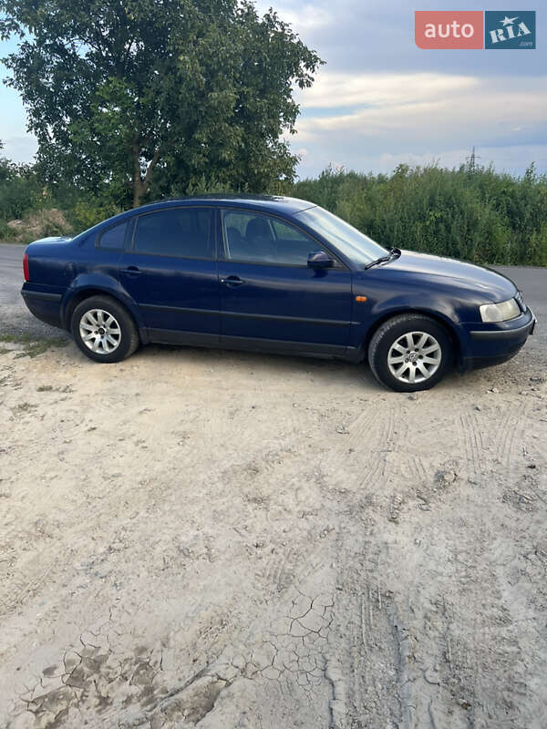 Седан Volkswagen Passat 1997 в Луцке