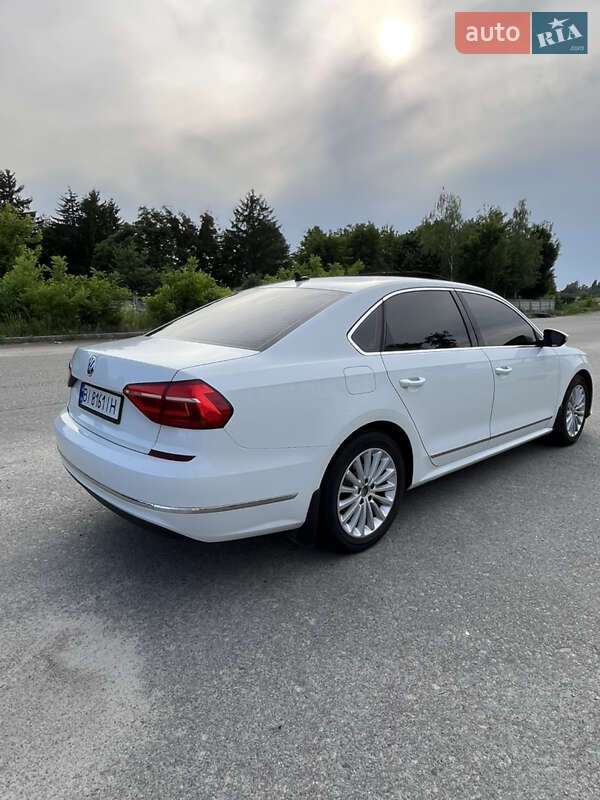 Седан Volkswagen Passat 2015 в Хороле