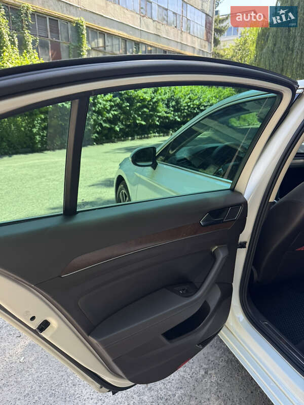 Седан Volkswagen Passat 2015 в Хмельницком