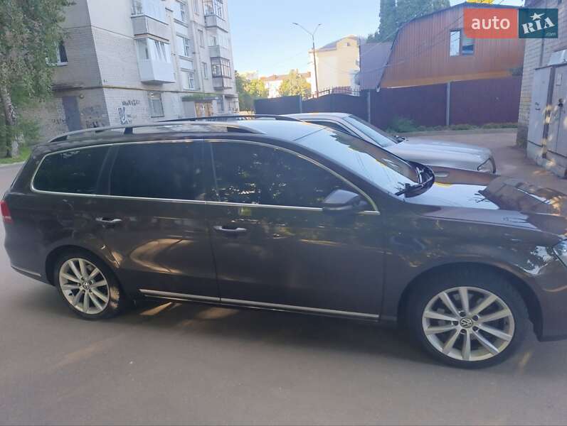 Універсал Volkswagen Passat 2013 в Житомирі