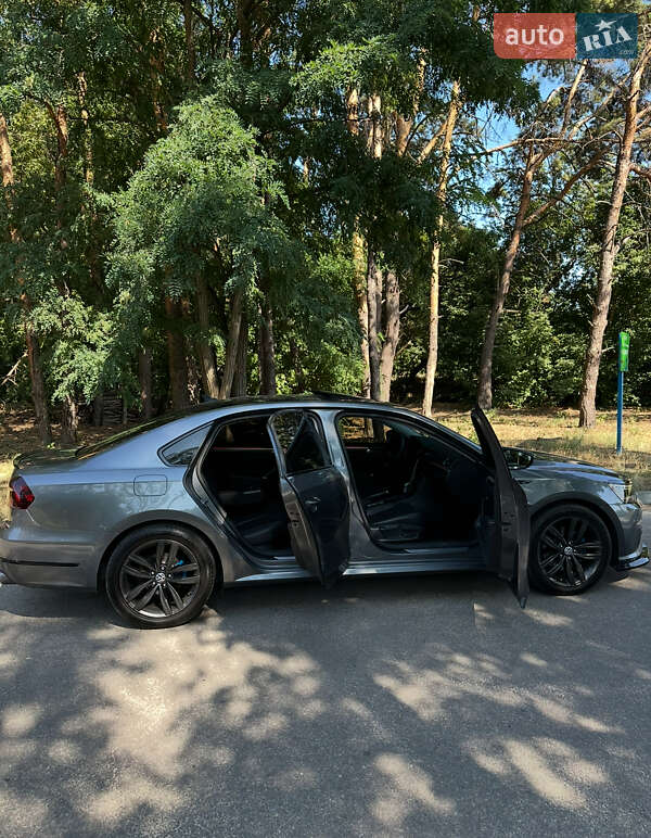 Седан Volkswagen Passat 2017 в Днепре