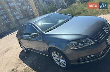 Седан Volkswagen Passat 2012 в Киеве