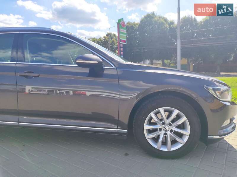 Універсал Volkswagen Passat 2015 в Житомирі
