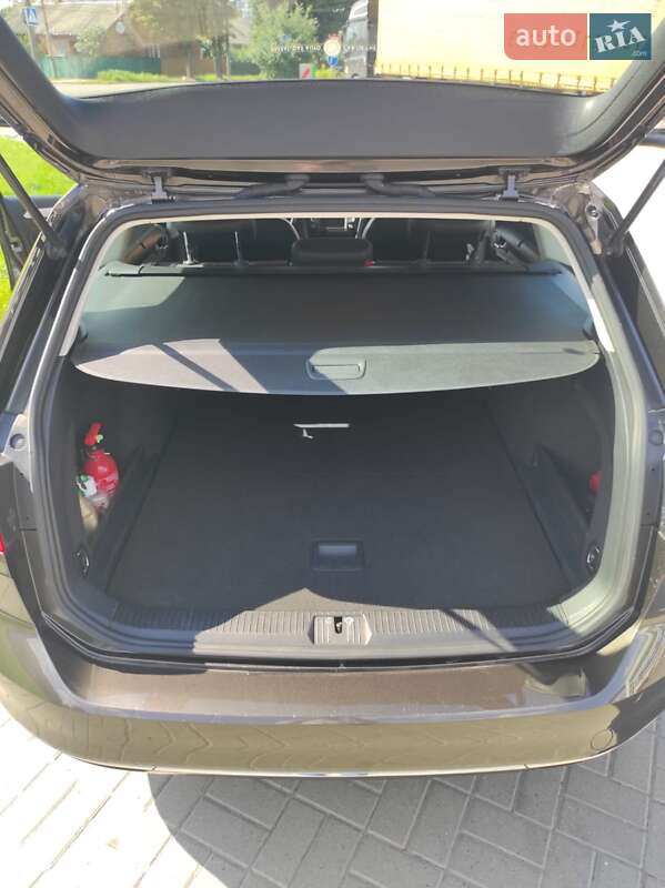 Універсал Volkswagen Passat 2015 в Житомирі