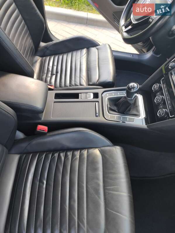 Універсал Volkswagen Passat 2015 в Житомирі