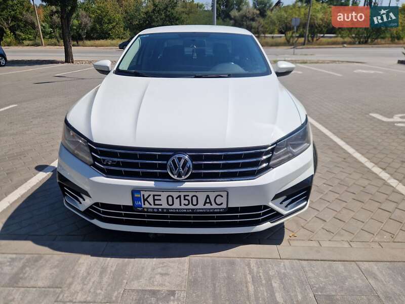 Седан Volkswagen Passat 2016 в Днепре