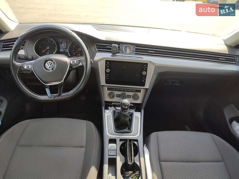 Универсал Volkswagen Passat 2017 в Киеве фото 4 Универсал Volkswagen Passat 2017 в Киеве